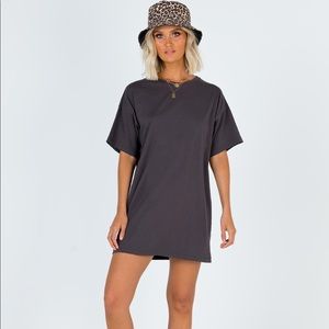🧿⚡️Princess Polly t shirt dress in charcoal⚡️🧿